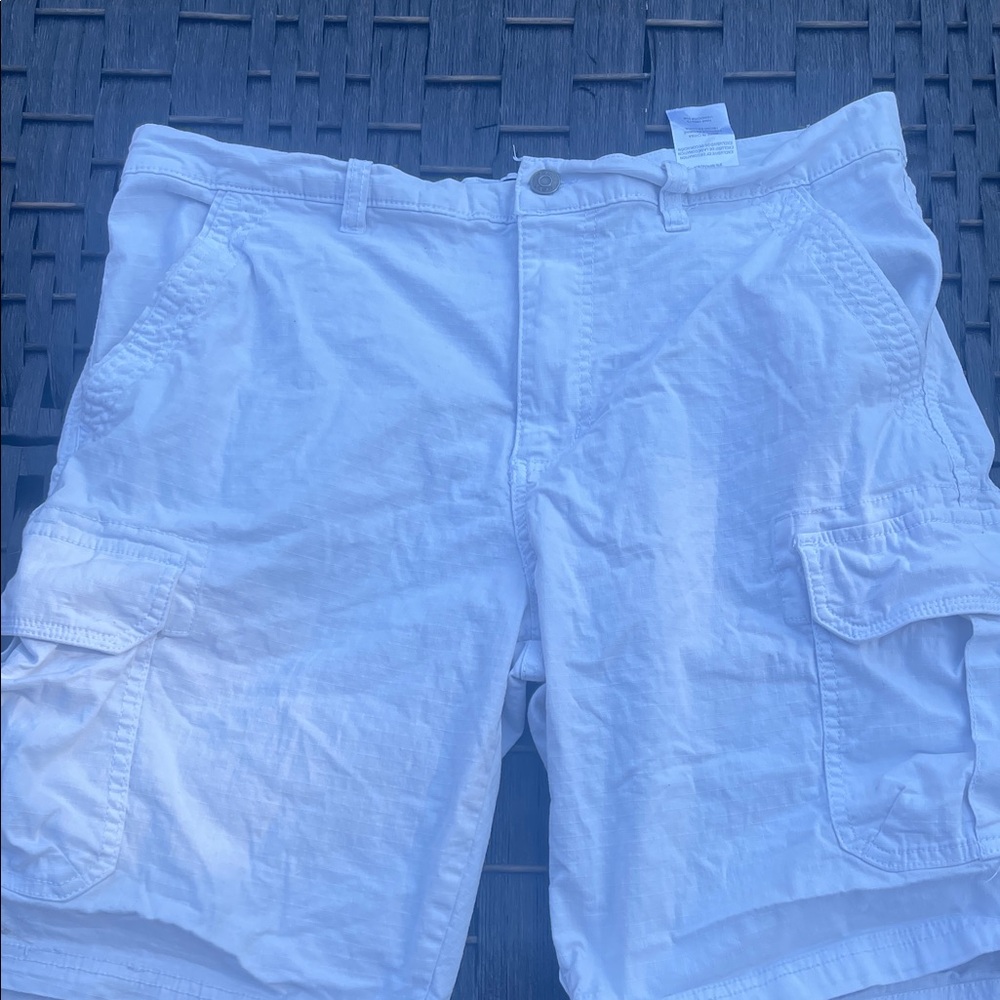 DKNY Men's White Cargo Shorts‎
